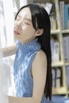 美女扒开胸罩露出奶头的